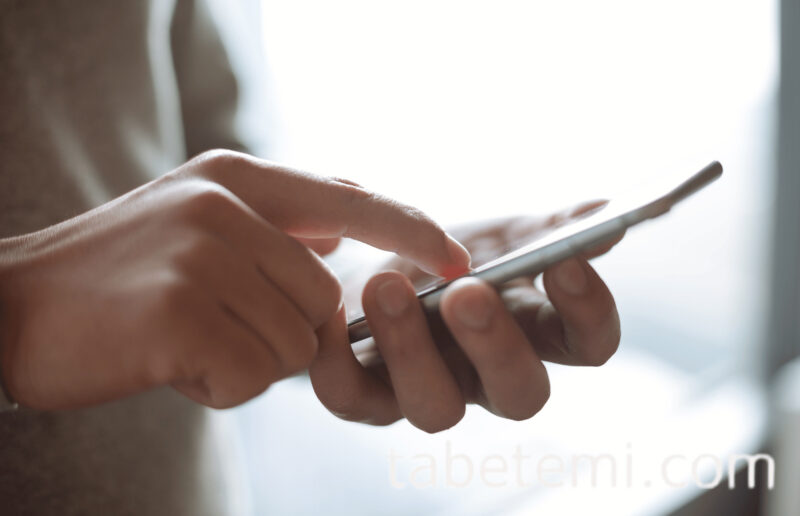 スマホで電話をする手元